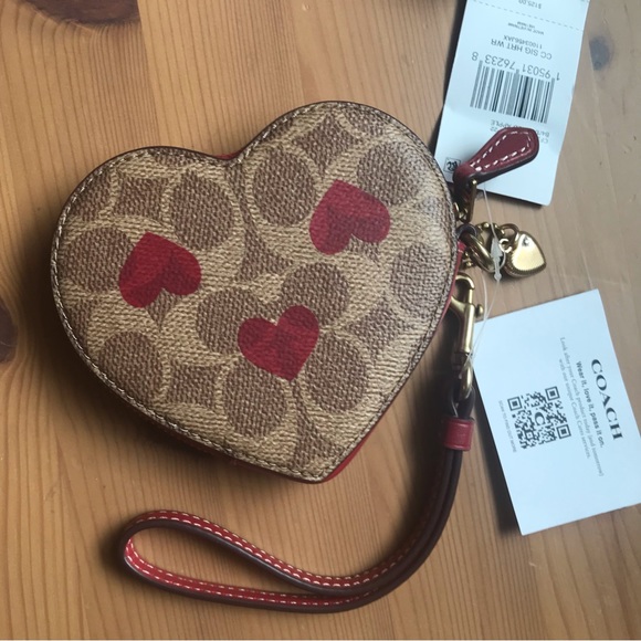 ❤️ Coach Heart Wristlet In Signature Canvas With Heart Print - Picture 3 of 12